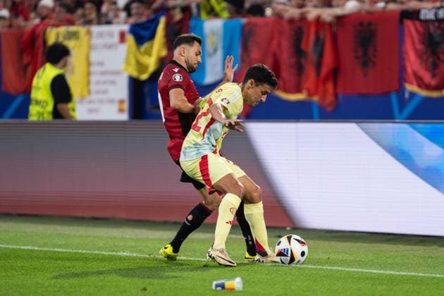 GER, Euro 2024, Group B, Albanien (ALB) vs Spanien (ESP) 24.06.2024, Düsseldorf Arena (Merkur Spiel-Arena), Düsseldorf Duesseldorf, GER, Euro 2024, Group B, Albanien (ALB) vs Spanien (ESP) Im Bild: Zweikampf zwischen Jesus Navas (Spanien Spain ESP, 22) und Bajrami Nedim (Albanien Albania ALB, 10)