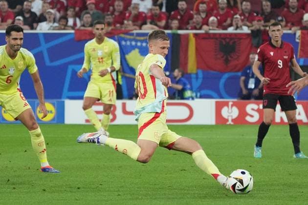 Dani Olmo (Spanien Spain, 10) zieht ab - Düsseldorf 24.06.2024: Spanien vs. Albanien, EURO2024 M27, Gruppe B, EM-Arena Düsseldorf