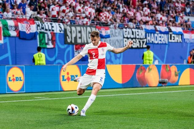 UEFA EURO, EM, Europameisterschaft,Fussball 2024: Kroatien - Italien; 24.06.2024 Josip Stanisic (Kroatien, 2) schießt UEFA EURO 2024: Kroatien - Italien; Leipzig Stadium, Leipzig am 24.06.2024 Copyright: xBEAUTIFULxSPORTS Wunderlx