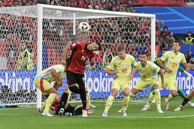 Sport Bilder des Tages Strafraumszene Torchance von Qazim Laçi 14 (Albanien) 24.06.2024 Fussball Europameisterschaft in Deutschland Albanien vs Spanien, Merkur Spiel-Arena, Duesseldorf, NRW Germany