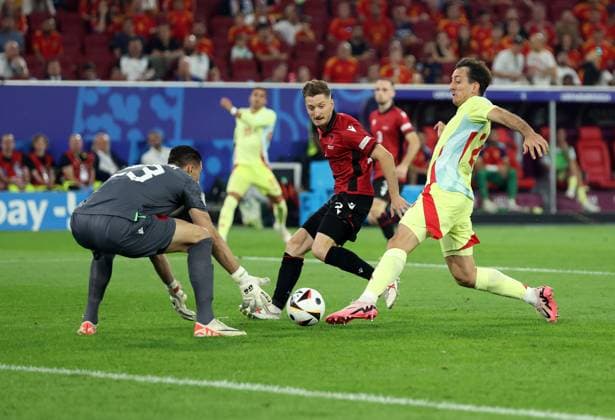 Mikel Oyarzabal of Spain has a shot saved by Thomas Strakosha of Albania Albania v Spain, UEFA European Championship, EM, Europameisterschaft 2024, Group B, Football, Dusseldorf Arena, Dusseldorf, Germany, 24 Jun 2024 EDITORIAL USE ONLY No use with unauthorised audio, video, data, fixture lists, club league logos or live services. Online in-match use limited to 120 images, no video emulation. No use in betting, games or single club league player publications. Copyright: xPaulxCurrie Shutterstockx 14551058bl