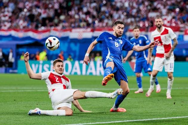 UEFA EURO, EM, Europameisterschaft,Fussball 2024: Kroatien - Italien; 24.06.2024 Zweikampf Josip Stanisic (Kroatien, 2), Jorge Luiz Frello Filho Jorginho (Italien, 8) UEFA EURO 2024: Kroatien - Italien; Leipzig Stadium, Leipzig am 24.06.2024 Copyright: xBEAUTIFULxSPORTS Wunderlx