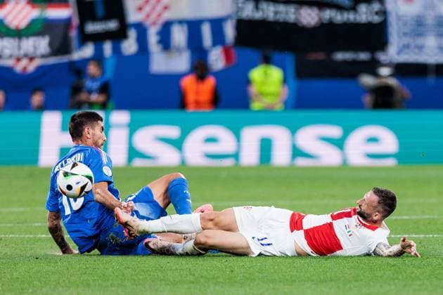 UEFA EURO, EM, Europameisterschaft,Fussball 2024: Kroatien - Italien; 24.06.2024 Zweikampf Lorenzo Pellegrini (Italien, 10), Marcelo Brozovic (Kroatien, 11) UEFA EURO 2024: Kroatien - Italien; Leipzig Stadium, Leipzig am 24.06.2024 Copyright: xBEAUTIFULxSPORTS Wunderlx