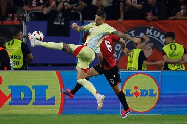 Albania s Berat Djimsiti (R) in action against Spain s Joselu (L) during the UEFA EURO, EM, Europameisterschaft,Fussball 2024 group B soccer match between Albania and Spain, in Dusseldorf, Germany, 24 June 2024. UEFA EURO 2024 - Group B: Albania vs. Spain !ACHTUNG: NUR REDAKTIONELLE NUTZUNG!  Copyright: xAlbertoxEstévezx GRAF6618 20240624-55013965326_1
