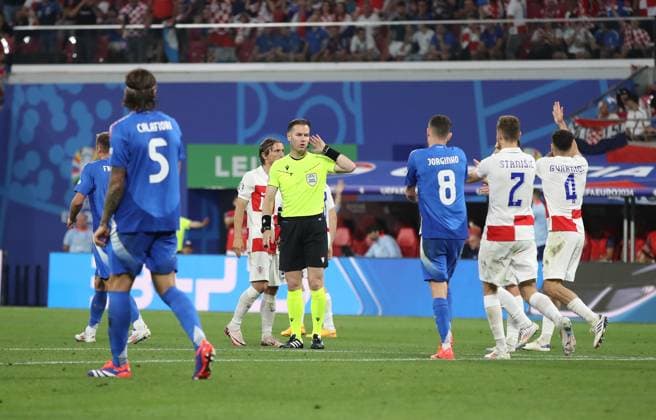 24.06.2024, xtgx, Fussball EM 2024, Kroatien - Italien emspor, v.l. Schiedsrichter Danny Makkelie (Niederlande) Videobeweis, Video Schiedsrichter, Videoreferee, Videorichter (UEFA REGULATIONS PROHIBIT ANY USE OF PHOTOGRAPHS as IMAGE SEQUENCES and or QUASI-VIDEO) Leipzig