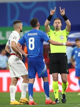 24.06.2024, xtgx, Fussball EM 2024, Kroatien - Italien emspor, v.l. Schiedsrichter Danny Makkelie (Niederlande) Videobeweis, Video Schiedsrichter, Videoreferee, Videorichter Mateo Kovacic (Kroatien Croatia), Jorge Luiz Frelle Filho Jorginho (Italien), (UEFA REGULATIONS PROHIBIT ANY USE OF PHOTOGRAPHS as IMAGE SEQUENCES and or QUASI-VIDEO) Leipzig