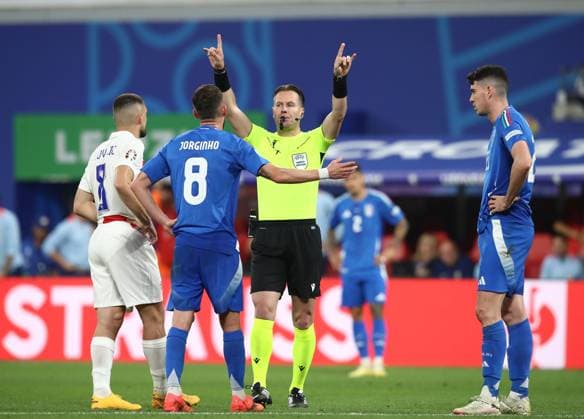 24.06.2024, xtgx, Fussball EM 2024, Kroatien - Italien emspor, v.l. Schiedsrichter Danny Makkelie (Niederlande) Videobeweis, Video Schiedsrichter, Videoreferee, Videorichter Mateo Kovacic (Kroatien Croatia), Jorge Luiz Frelle Filho Jorginho (Italien), (UEFA REGULATIONS PROHIBIT ANY USE OF PHOTOGRAPHS as IMAGE SEQUENCES and or QUASI-VIDEO) Leipzig