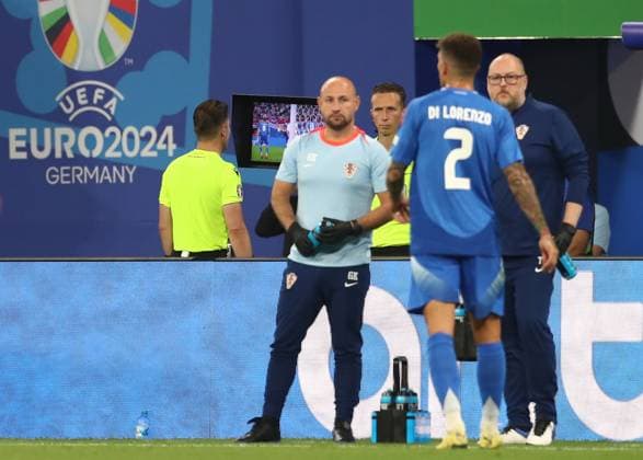 24.06.2024, xtgx, Fussball EM 2024, Kroatien - Italien emspor, v.l. Schiedsrichter Danny Makkelie (Niederlande) Videobeweis, Video Schiedsrichter, Videoreferee, Videorichter (UEFA REGULATIONS PROHIBIT ANY USE OF PHOTOGRAPHS as IMAGE SEQUENCES and or QUASI-VIDEO) Leipzig