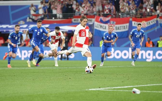 24.06.2024, xtgx, Fussball EM 2024, Kroatien - Italien emspor, v.l. Luka Modric (Kroatien Croatia) vergibt Elfmeter, Strafstoss, (UEFA REGULATIONS PROHIBIT ANY USE OF PHOTOGRAPHS as IMAGE SEQUENCES and or QUASI-VIDEO) Leipzig