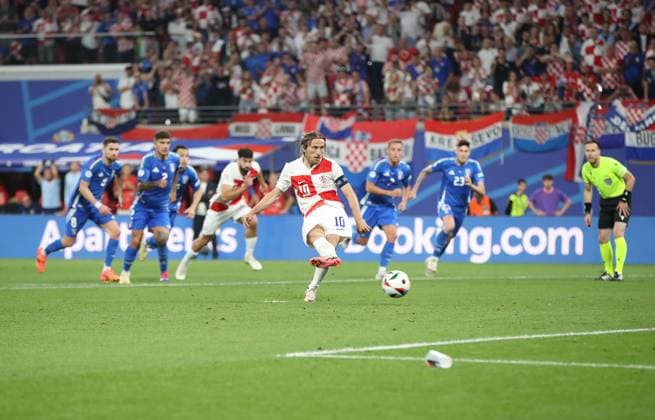 24.06.2024, xtgx, Fussball EM 2024, Kroatien - Italien emspor, v.l. Luka Modric (Kroatien Croatia) vergibt Elfmeter, Strafstoss, (UEFA REGULATIONS PROHIBIT ANY USE OF PHOTOGRAPHS as IMAGE SEQUENCES and or QUASI-VIDEO) Leipzig