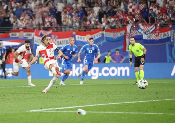 24.06.2024, xtgx, Fussball EM 2024, Kroatien - Italien emspor, v.l. Luka Modric (Kroatien Croatia) vergibt Elfmeter, Strafstoss, (UEFA REGULATIONS PROHIBIT ANY USE OF PHOTOGRAPHS as IMAGE SEQUENCES and or QUASI-VIDEO) Leipzig