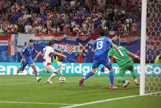 24.06.2024, xtgx, Fussball EM 2024, Kroatien - Italien emspor, v.l. Luka Modric (Kroatien Croatia), Matteo Darmian (Italien), Gianluigi Donnaruma (Italien) Goal scored, erziehlt das Tor zum 1:0 (UEFA REGULATIONS PROHIBIT ANY USE OF PHOTOGRAPHS as IMAGE SEQUENCES and or QUASI-VIDEO) Leipzig