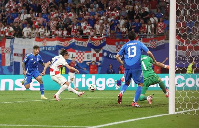 24.06.2024, xtgx, Fussball EM 2024, Kroatien - Italien emspor, v.l. Luka Modric (Kroatien Croatia), Matteo Darmian (Italien), Gianluigi Donnaruma (Italien) Goal scored, erziehlt das Tor zum 1:0 (UEFA REGULATIONS PROHIBIT ANY USE OF PHOTOGRAPHS as IMAGE SEQUENCES and or QUASI-VIDEO) Leipzig