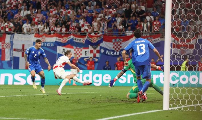 24.06.2024, xtgx, Fussball EM 2024, Kroatien - Italien emspor, v.l. Luka Modric (Kroatien Croatia), Matteo Darmian (Italien), Gianluigi Donnaruma (Italien) Goal scored, erziehlt das Tor zum 1:0 (UEFA REGULATIONS PROHIBIT ANY USE OF PHOTOGRAPHS as IMAGE SEQUENCES and or QUASI-VIDEO) Leipzig
