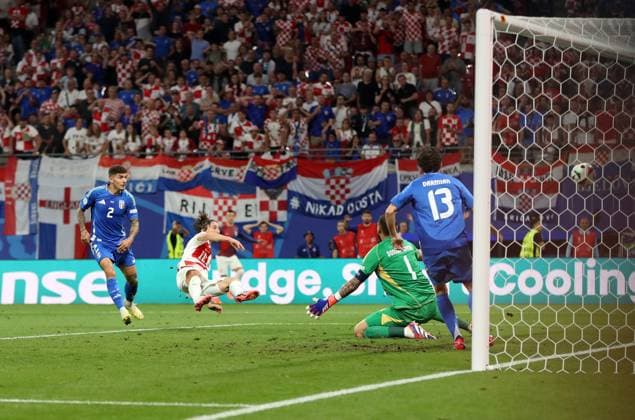 24.06.2024, xtgx, Fussball EM 2024, Kroatien - Italien emspor, v.l. Luka Modric (Kroatien Croatia), Matteo Darmian (Italien), Gianluigi Donnaruma (Italien) Goal scored, erziehlt das Tor zum 1:0 (UEFA REGULATIONS PROHIBIT ANY USE OF PHOTOGRAPHS as IMAGE SEQUENCES and or QUASI-VIDEO) Leipzig