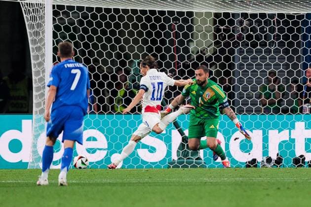 UEFA EURO, EM, Europameisterschaft,Fussball 2024: Kroatien - Italien; 24.06.2024 Luka Modric (Kroatien, 10) schießt das 1:0 gegen Gianluigi Donnarumma (Italien, 1) UEFA EURO 2024: Kroatien - Italien; Leipzig Stadium, Leipzig am 24.06.2024 Copyright: xBEAUTIFULxSPORTS Wunderlx