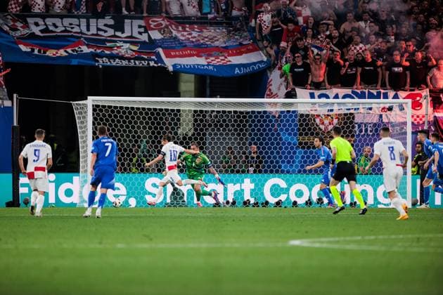 UEFA EURO, EM, Europameisterschaft,Fussball 2024: Kroatien - Italien; 24.06.2024 Luka Modric (Kroatien, 10) schießt das 1:0 gegen Gianluigi Donnarumma (Italien, 1) UEFA EURO 2024: Kroatien - Italien; Leipzig Stadium, Leipzig am 24.06.2024 Copyright: xBEAUTIFULxSPORTS Wunderlx