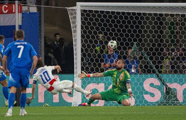 Sport Bilder des Tages Fussball, Herren, Saison 2023 24, UEFA EURO, EM, Europameisterschaft,Fussball 2024, Gruppe B (3. Spieltag) in Leipzig, Kroatien - Italien, v. l. Luka Modric (Kroatien) erzielt das Tor zum 1:0 gegen Torhüter Gianluigi Donnarumma (Italien), 24.06. 2024, Copyright: xMatthiasxKochx