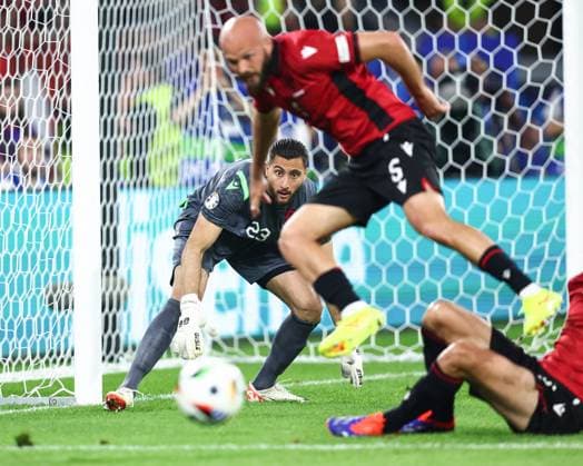 Albania v Spain 24 June 2024, Dusseldorf - UEFA EUROs - Group B - Albania v Spain - Albania goalkeeper Thomas Strakosha - Photo: Charlotte Wilson Offside. Dusseldorf Germany Copyright: xCharlottexWilsonx xOffsidexOffside