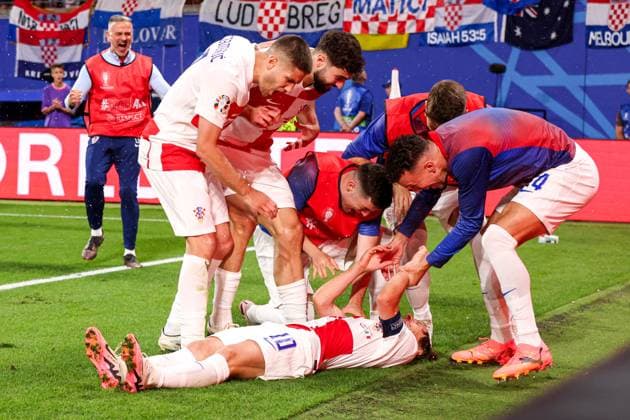2024-06-24 Croatia v Italy - Group B - UEFA EURO, EM, Europameisterschaft,Fussball 2024 LEIPZIG, GERMANY - JUNE 24: Luka Modric of Croatia celebrates after scoring his teams first goal, Josko Gvardiol of Croatia, Ivan Perisic of Croatia, Andrej Kramaric of Croatia during the Group B - UEFA EURO 2024 match between Croatia and Italy at Red Bull Arena on June 24, 2024 in Leipzig, Germany. (Photo by Peter Lous BSR Agency) Leipzig Germany Content not available for redistribution in The Netherlands directly or indirectly through any third parties. Copyright: xBSRxAgencyx