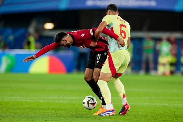UEFA EURO, EM, Europameisterschaft,Fussball 2024: Albanien - Spanien; 24.06.2024 Armando Broja (Albanien, 11), Mikel Merino (Spanien, 06). UEFA EURO 2024: Albanien - Spanien; Arena Düsseldorf, Düsseldorf, am 24.06.2024 Copyright: xBEAUTIFULxSPORTS Meuselx