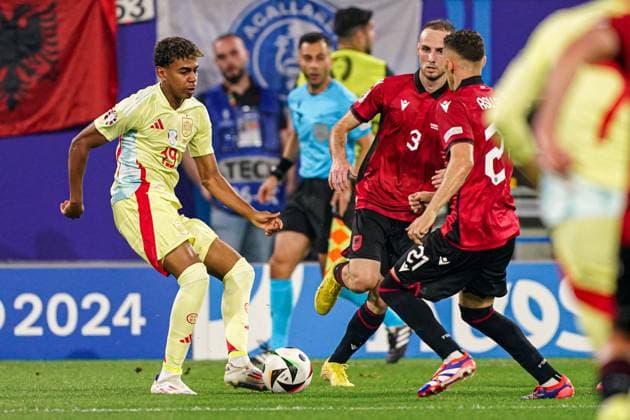 2024-06-24 Albania v Spain - Group B - UEFA EURO, EM, Europameisterschaft,Fussball 2024 DUSSELDORF, GERMANY - JUNE 24: Lamine Yamal of Spain dribbles during the Group B - UEFA EURO 2024 match between Albania and Spain at Dusseldorf Arena on June 24, 2024 in Dusseldorf, Germany. (Photo by Joris Verwijst BSR Agency) Dusseldorf Germany Content not available for redistribution in The Netherlands directly or indirectly through any third parties. Copyright: xBSRxAgencyx