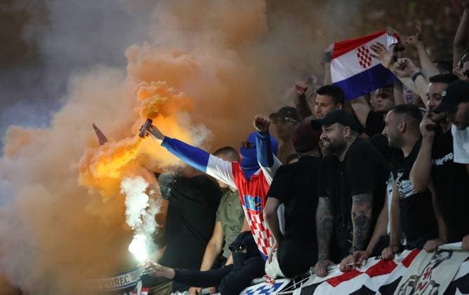 24.06.2024, xtgx, Fussball EM 2024, Kroatien - Italien emspor, v.l. Fans Kroatien Stimmung, Schals, Emotionen Bengalos Rauchbomben (UEFA REGULATIONS PROHIBIT ANY USE OF PHOTOGRAPHS as IMAGE SEQUENCES and or QUASI-VIDEO) Leipzig