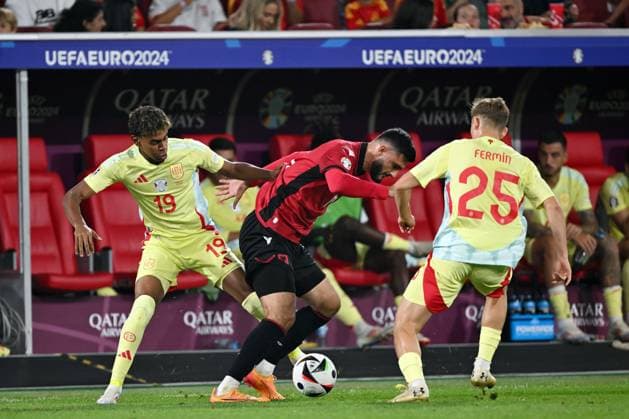 DUSSELDORF - (l-r) Lamine Yamal of Spain, Armando Broja of Albania, Fermin Lopez of Spain during the UEFA EURO, EM, Europameisterschaft,Fussball 2024 Group B match between Albania and Spain at the Dusseldorf Arena on June 24, 2024 in Dusseldorf, Germany. ANP Hollandse Hoogte UEFA EURO 2024 2024 xVIxANPxSportx xGerritxvanxKeulenxIVx 501977963 originalFilename: 501977963.jpg