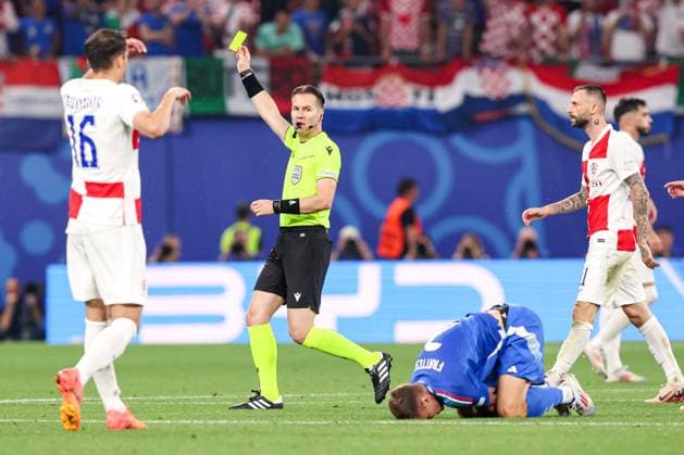 2024-06-24 Croatia v Italy - Group B - UEFA EURO, EM, Europameisterschaft,Fussball 2024 LEIPZIG, GERMANY - JUNE 24: Referee Danny Desmond Makkelie shows a yellow card to Luka Modric of Croatia, Giovanni Di Lorenzo of Italy injured on the pitch during the Group B - UEFA EURO 2024 match between Croatia and Italy at Red Bull Arena on June 24, 2024 in Leipzig, Germany. (Photo by Peter Lous BSR Agency) Leipzig Germany Content not available for redistribution in The Netherlands directly or indirectly through any third parties. Copyright: xBSRxAgencyx