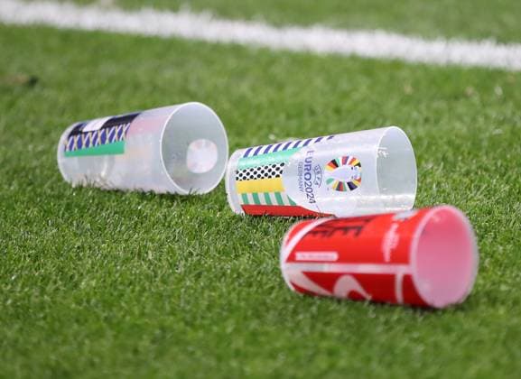 24.06.2024, xtgx, Fussball EM 2024, Kroatien - Italien emspor, v.l. Wurfbecher Pfandbecher 3 euro Pfand Eurosymbole UEFA Logo branding Stadien (UEFA REGULATIONS PROHIBIT ANY USE OF PHOTOGRAPHS as IMAGE SEQUENCES and or QUASI-VIDEO) Leipzig