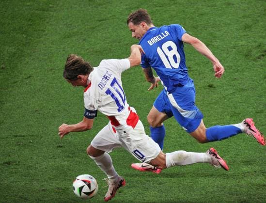 Leipzig, Sachsen, Deutschland, 24.06.2024: Red Bull Arena: Fußball-EM 2024, Gruppe B, Kroatien - Italien: Luka Modric (10, Kroatien) im Laufduell mit Nicolo Barella (18, Italien) Copyright: xdtsxNachrichtenagenturx dts_41658