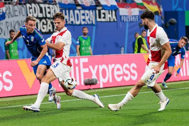 UEFA EURO, EM, Europameisterschaft,Fussball 2024: Kroatien - Italien; 24.06.2024 Zweikampf Davide Frattesi (Italien, 7), Marin Pongracic (Kroatien, 3) UEFA EURO 2024: Kroatien - Italien; Leipzig Stadium, Leipzig am 24.06.2024 Copyright: xBEAUTIFULxSPORTS Wunderlx