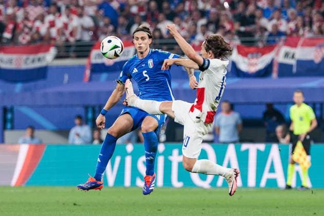 UEFA EURO, EM, Europameisterschaft,Fussball 2024: Kroatien - Italien; 24.06.2024 Zweikampf Riccardo Calafiori (Italien, 5), Luka Modric (Kroatien, 10) UEFA EURO 2024: Kroatien - Italien; Leipzig Stadium, Leipzig am 24.06.2024 Copyright: xBEAUTIFULxSPORTS Wunderlx