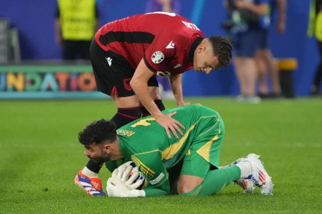 Torwart Goalie David Raya (Spanien Spain, 01) hält vor Kristjan Asllani (Albanien, Albania, 21) - Düsseldorf 24.06.2024: Spanien vs. Albanien, EURO2024 M27, Gruppe B, EM-Arena Düsseldorf