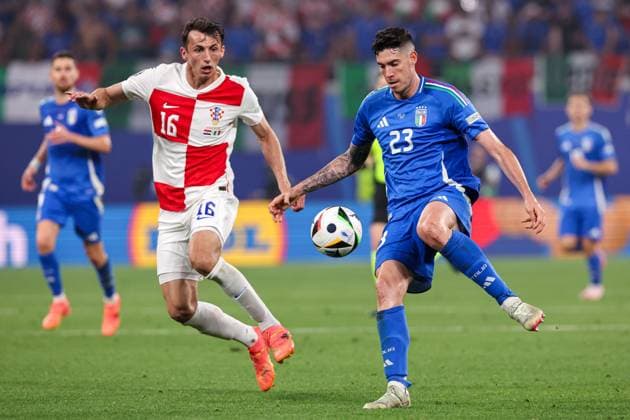 2024-06-24 Croatia v Italy - Group B - UEFA EURO, EM, Europameisterschaft,Fussball 2024 LEIPZIG, GERMANY - JUNE 24: Ante Budimir of Croatia battles for possession with Alessandro Bastoni of Italy during the Group B - UEFA EURO 2024 match between Croatia and Italy at Red Bull Arena on June 24, 2024 in Leipzig, Germany. (Photo by Peter Lous BSR Agency) Leipzig Germany Content not available for redistribution in The Netherlands directly or indirectly through any third parties. Copyright: xBSRxAgencyx