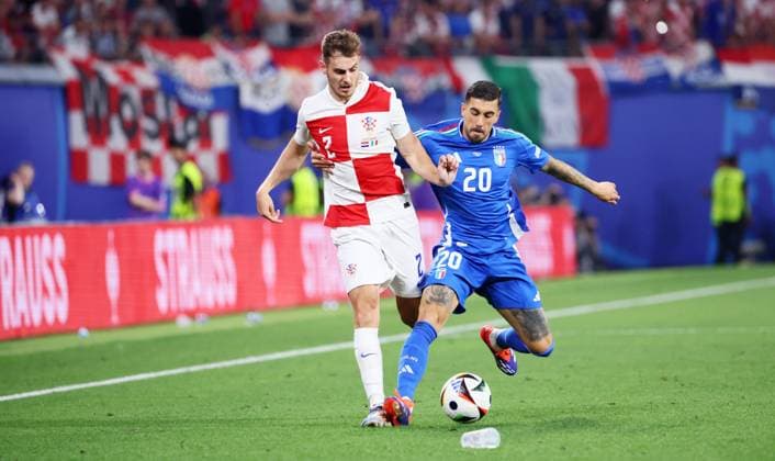 Kroatien - Italien UEFA EURO, EM, Europameisterschaft,Fussball 2024 Leipzig, 24.06.2024, Leipzig Stadium, Fußball, UEFA EURO 2024 Germany , Gruppe B, Vorrunde , Kroatien CRO vs. Italien ITA , Im Bild von links: Josip Stanisic (2, Kroatien), Mattia Zaccagni (20, ITA). , Nur für journalistische Zwecke. Only for editorial use! , UEFA Êregulations prohibit any use of photographs as image sequences and or quasi-video. ,