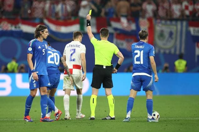 24.06.2024, xtgx, Fussball EM 2024, Kroatien - Italien emspor, v.l. Gelbe Karte fuer, receive a yellow card , Josip Stanisic (Kroatien Croatia) Schiedsrichter Danny Makkelie (Niederlande), Nicolo Fagioli (Italien) (UEFA REGULATIONS PROHIBIT ANY USE OF PHOTOGRAPHS as IMAGE SEQUENCES and or QUASI-VIDEO) Leipzig