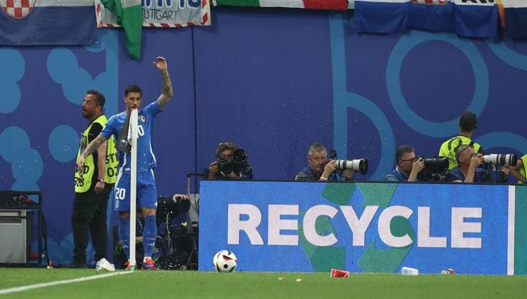24.06.2024, xtgx, Fussball EM 2024, Kroatien - Italien emspor, v.l. Mattia Zaccagni (Italien) wird mit Bechern und Brezeln beworfen (UEFA REGULATIONS PROHIBIT ANY USE OF PHOTOGRAPHS as IMAGE SEQUENCES and or QUASI-VIDEO) Leipzig