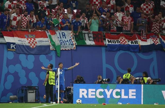 24.06.2024, xtgx, Fussball EM 2024, Kroatien - Italien emspor, v.l. Mattia Zaccagni (Italien) wird mit Bechern und Brezeln beworfen (UEFA REGULATIONS PROHIBIT ANY USE OF PHOTOGRAPHS as IMAGE SEQUENCES and or QUASI-VIDEO) Leipzig