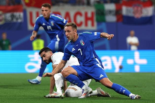 Leipzig: Leipzig, Germany 24.06.2024: Davide Frattesi of Italy,Mateo Kovacic of Croatia during the UEFA EURO, EM, Europameisterschaft,Fussball 2024 Matchday 3, group stage B football match between Croatia vs Italy at Leipzig Stadium. UEFA European Football Championship - UEFA Euro 2024 - Croatia vs Italy  - ZUMAp169 20240624_zsa_p169_282 Copyright: xIPAx