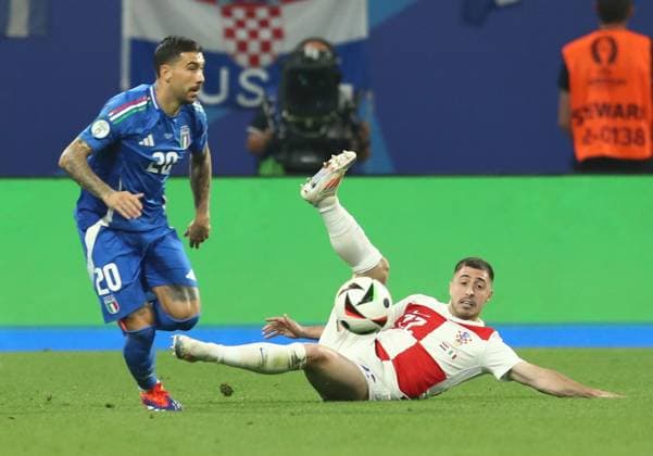 24.06.2024, xtgx, Fussball EM 2024, Kroatien - Italien emspor, v.l. Mattia Zaccagni (Italien), Josip Juranovic (Kroatien Croatia) (UEFA REGULATIONS PROHIBIT ANY USE OF PHOTOGRAPHS as IMAGE SEQUENCES and or QUASI-VIDEO) Leipzig