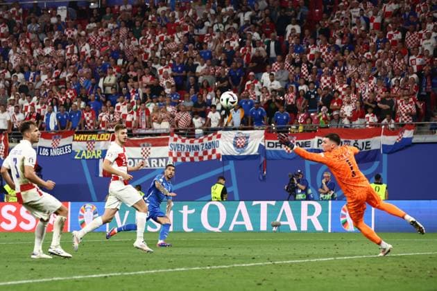 Mattia Zaccagni of Italy scores the sides first goal to make it 1-1 Croatia v Italy, UEFA European Championship, EM, Europameisterschaft 2024, Group B, Football, Leipzig Stadium, Leipzig, Germany, 24 Jun 2024 EDITORIAL USE ONLY No use with unauthorised audio, video, data, fixture lists, club league logos or live services. Online in-match use limited to 120 images, no video emulation. No use in betting, games or single club league player publications. Copyright: xMattxWest Shutterstockx 14551036cr