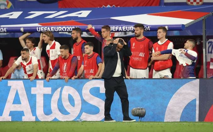 24.06.2024, xtgx, Fussball EM 2024, Kroatien - Italien emspor, v.l. Trainer Coach Zlatko Vlasic (Kroatien Croatia) enttaeuscht, enttaeuscht schauend, dissapointed (UEFA REGULATIONS PROHIBIT ANY USE OF PHOTOGRAPHS as IMAGE SEQUENCES and or QUASI-VIDEO) Leipzig