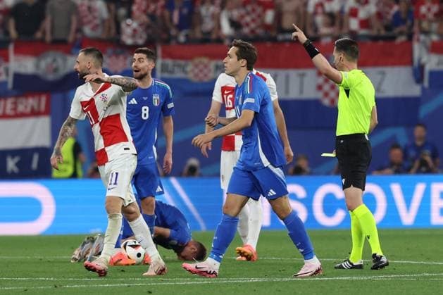 UEFA European Football Championship - UEFA EURO, EM, Europameisterschaft,Fussball 2024 - Croatia vs Italy Leipzig, Germany 24.06.2024: Yellow card for Marcelo Brozovic of Croatia during the UEFA EURO 2024 Matchday 3, group stage B football match between Croatia vs Italy at Leipzig Stadium. Leipzig Germany  Copyright: xIPAxSport ABACAx