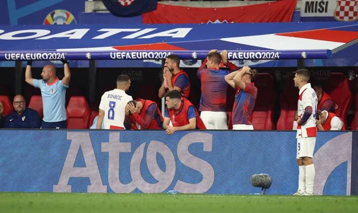 24.06.2024, xtgx, Fussball EM 2024, Kroatien - Italien emspor, v.l. enttaeuscht, enttaeuscht schauend, dissapointed Mateo Kovacic (Kroatien Croatia), Andrej Kramaric (Kroatien Croatia) (UEFA REGULATIONS PROHIBIT ANY USE OF PHOTOGRAPHS as IMAGE SEQUENCES and or QUASI-VIDEO) Leipzig