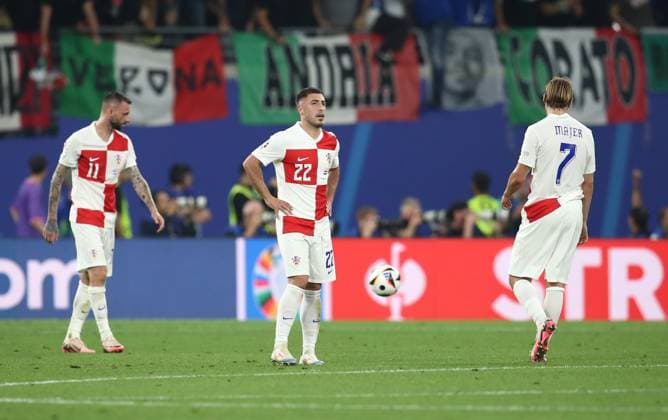 24.06.2024, xtgx, Fussball EM 2024, Kroatien - Italien emspor, v.l. enttaeuscht, enttaeuscht schauend, dissapointed Marceloa Brozovic (Kroatien Croatia), Josip Juranovic (Kroatien Croatia), Lovro Majer (Kroatien Croatia) (UEFA REGULATIONS PROHIBIT ANY USE OF PHOTOGRAPHS as IMAGE SEQUENCES and or QUASI-VIDEO) Leipzig