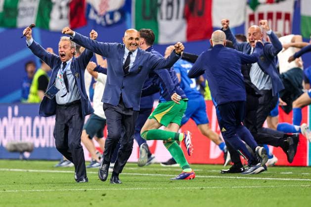 2024-06-24 Croatia v Italy - Group B - UEFA EURO, EM, Europameisterschaft,Fussball 2024 LEIPZIG, GERMANY - JUNE 24: Coach Luciano Spalletti of Italy running into the pitch celebrating second goal of Mattia Zaccagni of Italy during the Group B - UEFA EURO 2024 match between Croatia and Italy at Red Bull Arena on June 24, 2024 in Leipzig, Germany. (Photo by Peter Lous BSR Agency) Leipzig Germany Content not available for redistribution in The Netherlands directly or indirectly through any third parties. Copyright: xBSRxAgencyx