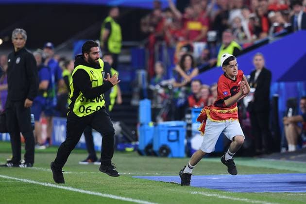 Fußball UEFA EURO, EM, Europameisterschaft,Fussball 2024 Gruppenphase 3. Spieltag Albanien - Spanien am 24.06.2024 in der Düsseldorf Arena in Düsseldorf Flitzer wird von Ordner gejagt