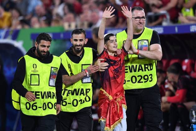 Sport Bilder des Tages Fußball UEFA EURO, EM, Europameisterschaft,Fussball 2024 Gruppenphase 3. Spieltag Albanien - Spanien am 24.06.2024 in der Düsseldorf Arena in Düsseldorf Flitzer wird von Ordnern abgeführt