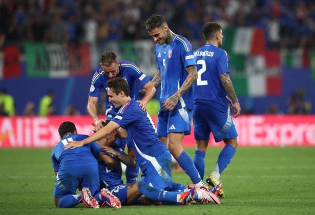 24.06.2024, xtgx, Fussball EM 2024, Kroatien - Italien emspor, v.l. Mattia Zaccagni (Italien) jubeln jubelt nach Spielende celebrate at the end of the match. (UEFA REGULATIONS PROHIBIT ANY USE OF PHOTOGRAPHS as IMAGE SEQUENCES and or QUASI-VIDEO) Leipzig
